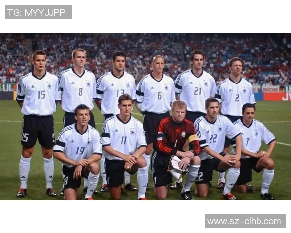 荷兰足球明星同框合影展现足球魅力与团队精神的精彩瞬间 荷兰足球明星同框合影展现足球魅力与团队精神的精彩瞬间